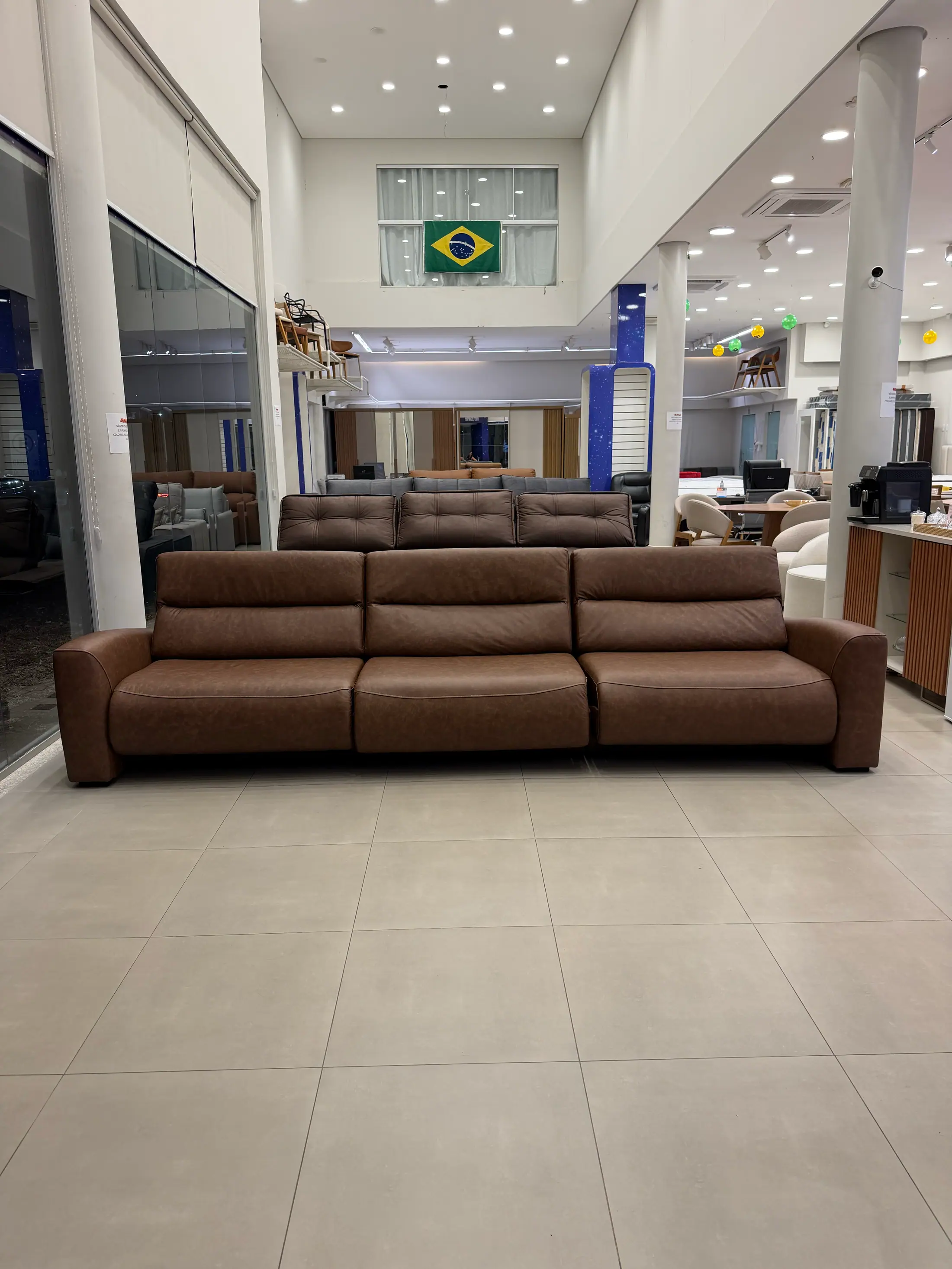 Showroom da Planeta Prime, com sofás em exposição sob o pé-direito alto